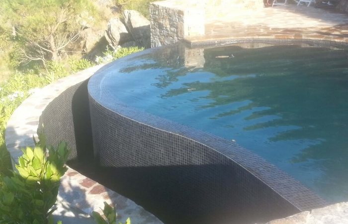 piscine monobloc en forme avec debordement finition carlage